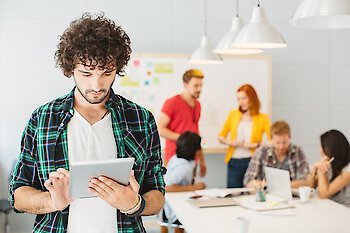 Modulare IoT-Plattform ermöglicht Prozessoptimierung durch Anbindung, Verknüpfung und rollenspezifische Verarbeitung von Live-Daten in der Fabrik